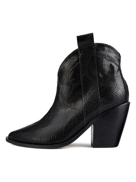 Loft37 Skórzane botki w kolorze czarnym rozmiar: 37. Czarne botki loft37, bez wzorów, ze skóry, bez obcasa, bez zapięcia. Za 323.50 zł.