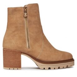 Botki Rieker. Brązowe botki Rieker, bez wzorów, bez obcasa, na słupku, bez zapięcia. Za 479.99 zł.