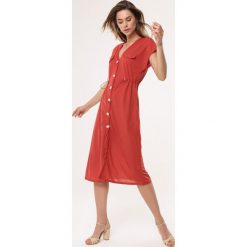 Czerwona Sukienka Occlusive. Czerwone sukienki Born2be, l, bez wzorów, bez kołnierzyka, bez ramiączek, midi. Za 59.99 zł.