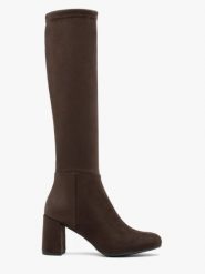 Ciemnobrązowe kozaki z wąską elastyczną cholewką. Brązowe kozaki Ryłko, z tkaniny, z okrągłym noskiem, bez obcasa, na słupku, bez zapięcia. Za 499.99 zł.