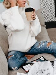 LA Angels Sweter w kolorze białym rozmiar: M. Białe swetry LA Angels, m, bez wzorów, bez ramiączek. Za 244.22 zł.