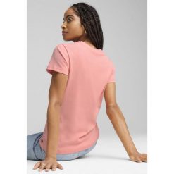 Damska koszulka prążkowana ESS ELEVATED PUMA Pink Fruit. Czerwone koszulki sportowe Puma, bez wzorów, prążkowane, bez ramiączek. W wyprzedaży za 69.00 zł.