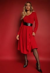 Czerwona Sukienka o Rozkloszowanym Kroju z Trójkątnym Dekoltem Temivara. Czerwone sukienki Renee, na co dzień, l, bez wzorów, z jeansu, eleganckie, bez kołnierzyka, bez ramiączek, midi, proste. Za 89.99 zł.