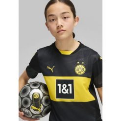 Młodzieżowa koszulka wyjazdowa Borussia Dortmund 24/25 PUMA Black Faster Yellow. Czarna bluzki Puma, m, bez wzorów, młodzieżowe, bez kołnierzyka, bez ramiączek. Za 294.70 zł.