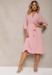 Ciemnoróżowa Sukienka Canopis. Czerwone sukienki Renee, m, bez wzorów, z materiału, eleganckie, bez kołnierzyka, bez ramiączek, midi, kopertowe. Za 69.99 zł.
