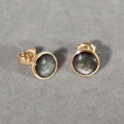 Kolczyki medaliki z ciemną masą perłową w ramce ze złota próby 585. Żółte kolczyki Lilou, z perłą, złote. Za 878.00 zł.