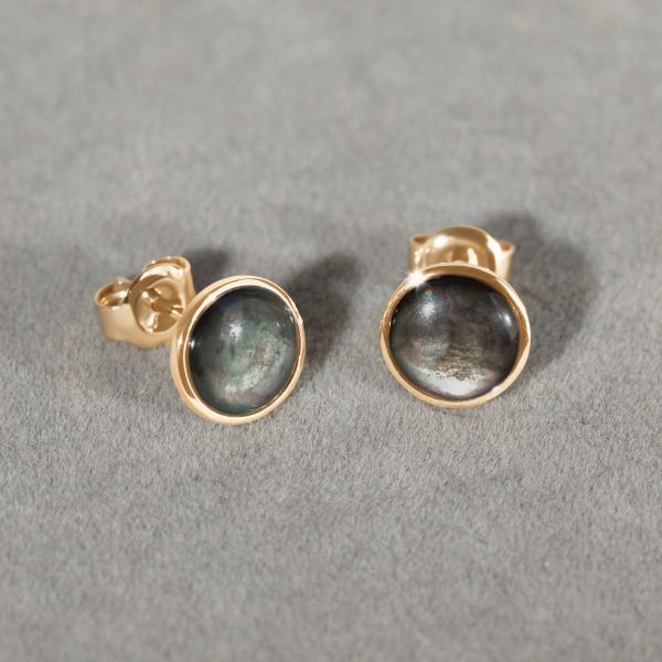 Kolczyki medaliki z ciemną masą perłową w ramce ze złota próby 585. Żółte kolczyki Lilou, z perłą, złote. Za 878.00 zł.