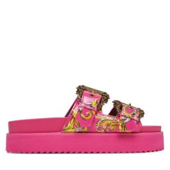 Klapki Versace Jeans Couture. Czerwone klapki Versace Jeans Couture, bez wzorów, z jeansu, bez obcasa. Za 649.99 zł.