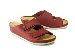 DR. BRINKMANN 701049-41 bordeaux, klapki profilaktyczne damskie. Czerwone klapki Dr. Brinkmann, bez wzorów, ze skóry, bez obcasa. Za 309.90 zł.