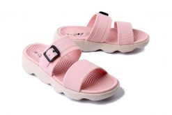 BEFADO DR ORTO 154D 200 różowy, klapki damskie. Czerwone klapki Befado Dr Orto, bez wzorów, bez obcasa, na koturnie. Za 34.99 zł.
