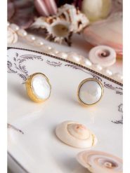 Pierres delicates Pozłacane kolczyki-wkrętki z masą perłową rozmiar: onesize. Białe kolczyki Pierres delicates, z perłą, pozłacane. Za 43.99 zł.