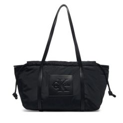 Torebka Calvin Klein. Czarne torebki klasyczne Calvin Klein, bez wzorów, bez dodatków. Za 409.99 zł.