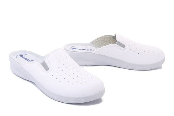 INBLU 50-34 bianco, klapki damskie. Białe klapki Inblu, w ażurowe wzory, bez obcasa. Za 79.90 zł.