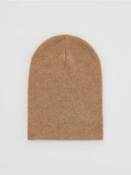 Czapka z wiskozą - kremowy. Białe czapki Reserved, bez wzorów, z wiskozy. Za 49.99 zł.