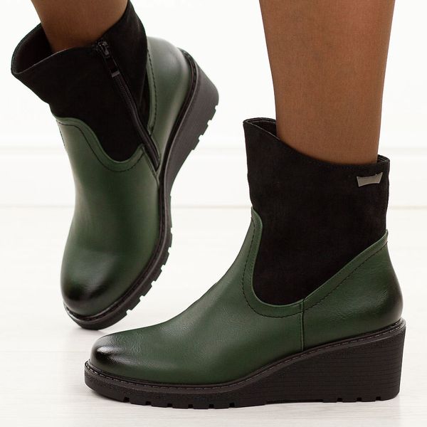 Zielone botki damskie na koturnie M.Daszyński 2510-4. Czarne botki M.Daszyński, na jesień, bez wzorów, z jeansu, z okrągłym noskiem, bez obcasa, na koturnie, bez zapięcia. W wyprzedaży za 179.10 zł.