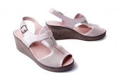 LANQIER 44C2937 pudra florya, sandały damskie. Czerwone sandały Lanqier, bez wzorów, z gumy, bez obcasa, na koturnie, bez zapięcia. Za 189.90 zł.