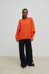 Sweter oversize z bufiastym rękawem FLAME ORANGE- RIVERO-UNI. Pomarańczowe swetry Marsala, na lato, bez wzorów, z wełny, bez ramiączek. Za 249.90 zł.