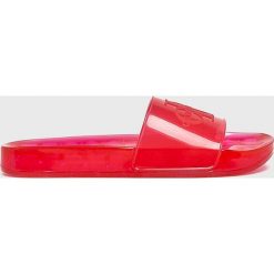 Calvin Klein Jeans - Klapki. Czerwone klapki Calvin Klein Jeans, bez wzorów, z gumy, bez obcasa. W wyprzedaży za 259.90 zł.