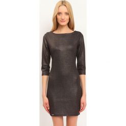 SUKIENKA DAMSKA KOLOROWA. Brązowe sukienki TOP SECRET, na jesień, bez wzorów, eleganckie, bez kołnierzyka, bez ramiączek, dopasowane. W wyprzedaży za 49.99 zł.