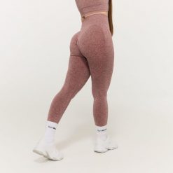 Legginsy damskie fitness bezszwowe z wysokim stanem malwowe FLO. Fioletowe legginsy GYMBEAM, xl, bez wzorów, z elastanu, z podwyższonym stanem. Za 110.90 zł.