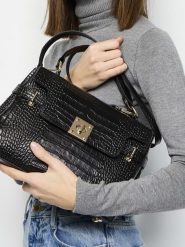 Christian Laurier Skórzana torebka "Swan Croco" w kolorze czarnym - 28 x 20 x 11 cm rozmiar: onesize. Czarne torby na ramię Christian Laurier, bez wzorów, z materiału, przez ramię, bez dodatków. Za 304.99 zł.