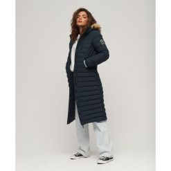 Długi pikowany płaszcz z kapturem Fuji od SUPERDRY. Niebieskie płaszcze Superdry, bez wzorów, z kapturem. W wyprzedaży za 479.00 zł.