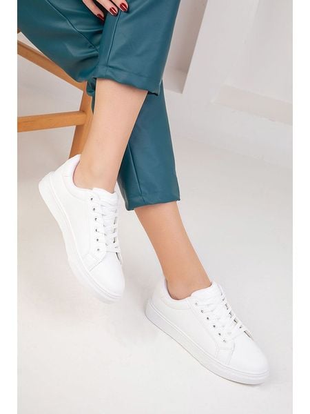 Trendyol Sneakersy w kolorze białym rozmiar: 36. Białe trampki Trendyol, bez wzorów, bez zapięcia. Za 74.28 zł.