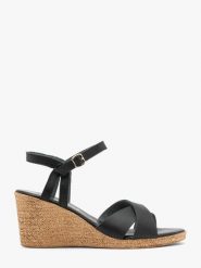 Czarne sandały damskie GWEN. Czarne sandały Ryłko, bez wzorów, z materiału, eleganckie, z okrągłym noskiem, bez obcasa, na obcasie, bez zapięcia. Za 329.99 zł.