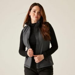 Kamizelka robocza softshellowa damska Flux. Szare kurtki sportowe Regatta, bez wzorów, z softshellu, bez kaptura, trekkingowe. W wyprzedaży za 169.99 zł.