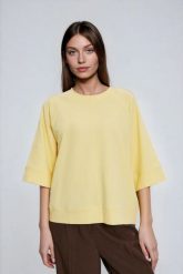 Bluza z krótkimi i szerokimi rękawami żółta. Żółte bluzy MOODO, l, bez wzorów, z bawełny, bez kaptura. Za 89.99 zł.