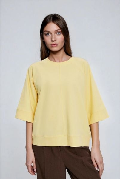 Bluza z krótkimi i szerokimi rękawami żółta. Żółte bluzy MOODO, l, bez wzorów, z bawełny, bez kaptura. Za 89.99 zł.