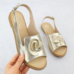 Sandały damskie płaski z kwiatem złote Filippo DS6915. Żółte sandały Filippo, bez wzorów, ze skóry ekologicznej, eleganckie, bez obcasa, na płaskiej podeszwie, bez zapięcia. Za 139.99 zł.
