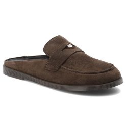 Klapki damskie Chebello, welurowa cholewka wsuwany fason otwarta pięta klasyczny mokasynowy krój minimalistyczny design lekka płaska podeszwa, brązow. Brązowe klapki CheBello, bez wzorów, z weluru, z otwartym noskiem, bez obcasa, na płaskiej podeszwie. Za 549.00 zł.