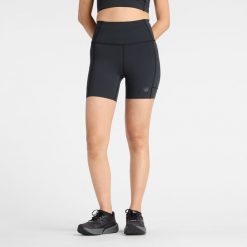 Kolarki damskie New Balance WB61I098BK – czarne. Czarne szorty New Balance, bez wzorów, z materiału, z podwyższonym stanem. Za 289.99 zł.