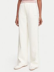 Guess Spodnie dresowe V5BB12 KCX22 Kremowy Regular Fit. Białe spodnie dresowe Guess, xs, z aplikacjami, z dresówki. Za 474.99 zł.
