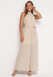 Beżowy Taliowany Kombinezon z Dekoltem Typu Halter z Gumką w Pasie i Materiałowym Paskiem Xolefia. Brązowe sukienki Born2be, na co dzień, bez wzorów, z jeansu, eleganckie, bez kołnierzyka, bez ramiączek, proste. Za 99.99 zł.