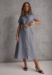 Niebieska Sukienka o Koszulowym Fasonie z Krótkim Rękawem i Paskiem z Klamrą Sylphusi. Niebieskie sukienki Renee, l, bez wzorów, z zamszu, eleganckie, bez kołnierzyka, bez ramiączek, midi, koszulowe. Za 129.99 zł.