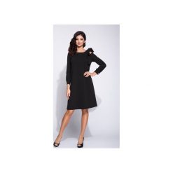 Elegancka sukienka pudełkowa z wcięciem w rękawie. Niebieskie sukienki Bien fashion, s, bez wzorów, eleganckie, bez kołnierzyka, bez ramiączek, midi, trapezowe. Za 169.00 zł.