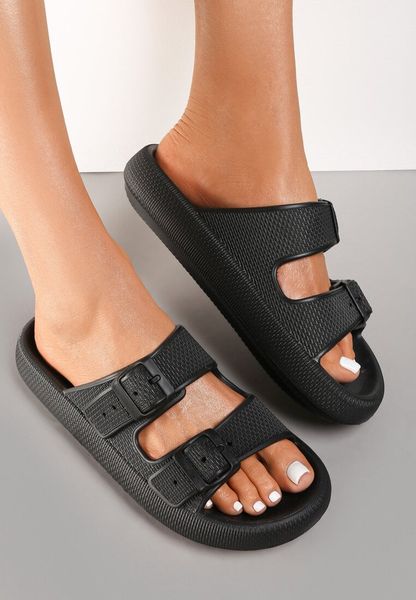 Czarne Klapki Dianile. Czarne klapki Born2be, z aplikacjami, z gumy, bez obcasa, na płaskiej podeszwie. Za 29.99 zł.