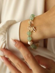 Pierres delicates Pozłacana bransoletka z cyrkoniami i perłami rozmiar: onesize. Białe bransoletki Pierres delicates, z cyrkonią, pozłacane. Za 52.99 zł.