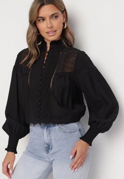 Czarna Wiskozowa Koszula z Koronkowymi Wstawkami Ulirine. Czarne koszule Born2be, l, z aplikacjami, z jeansu, eleganckie, bez kołnierzyka, bez ramiączek. Za 129.99 zł.