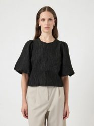 YAS Bluzka w kolorze czarnym rozmiar: 40. Czarne bluzki YAS, bez wzorów, bez kołnierzyka, bez ramiączek. Za 148.96 zł.