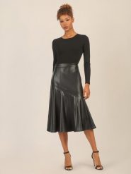 APART Sukienka w kolorze czarnym rozmiar: 34. Czarne sukienki Apart, bez wzorów, ze skóry, bez kołnierzyka, bez ramiączek, midi. Za 295.99 zł.