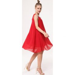 Czerwona Sukienka Ininfection. Czerwone sukienki Born2be, l, z aplikacjami, bez kołnierzyka, bez ramiączek, mini, asymetryczne. Za 59.99 zł.