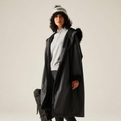 Unisex dla dorosłych wodoodporny szlafrok do zmiany. Brązowe szlafroki Regatta, bez wzorów, bez ramiączek, bez kaptura. W wyprzedaży za 533.55 zł.