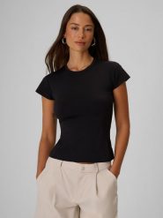 4F T-shirt slim gładki damski - czarny M. Czarne t-shirty 4f, m, bez wzorów, z tkaniny, bez kołnierzyka, bez ramiączek. Za 69.99 zł.