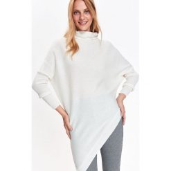 SWETER DAMSKI W MODNYM FASONIE, ASYMETRYCZNY. Swetry marki TOP SECRET. W wyprzedaży za 49.99 zł.