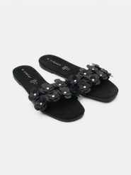 Klapki z aplikacjami 3D - czarny. Czarne klapki Sinsay, z aplikacjami, bez obcasa. Za 49.99 zł.