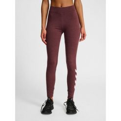 Legginsy wysoki stan z logo dla kobiet Hummel Pulse. Czerwone legginsy sportowe Hummel, bez wzorów, z podwyższonym stanem, na fitness i siłownię. Za 137.00 zł.