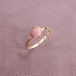 Pierścionek ze złota próby 585 z medalikiem z różowego opalu. Żółte pierścionki Lilou, z opalem, złote. Za 1,198.00 zł.